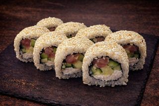 Каліфорнія в кунжуті з тунцем