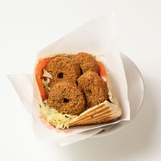 Falafel En Pan Con Ensalada