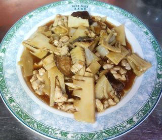 Galinha com cogumelos chineses e bambu