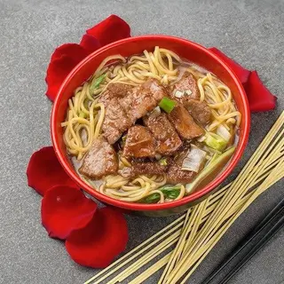 P5 Spaghetti Udon nel brodo con manzo
