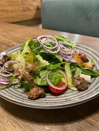 Теплий Салат з Курячої Печінкою та Карамелізлваною Грушою (300г)