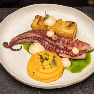 Caracatiță  cu cartofi dauphinoise și piure de dovleac copt  370g