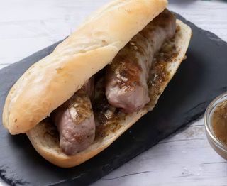 Bocadillo de salchicha con bacon