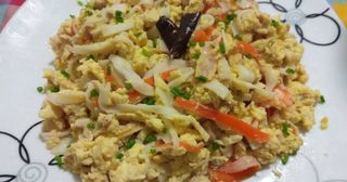 Revuelto De Palitos De Cangrejo Y Atún