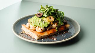 Schiacciatta z hummusem, oliwkami i awokado