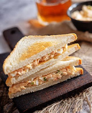 Sandwich de atun y huevo