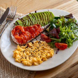 Авокадо тост з лососем