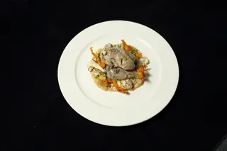 Picior de iepure cu piure de conopida si chutney de mere