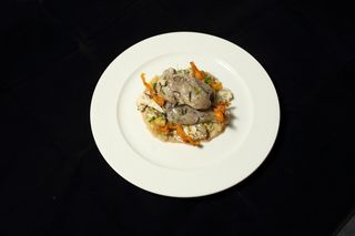 Picior de iepure cu piure de conopida si chutney de mere