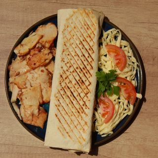 Сулугуні в лаваші з куркою