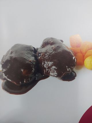 Galta de cerdo ibérico deshuesada con salsa de carne.se entrega caliente