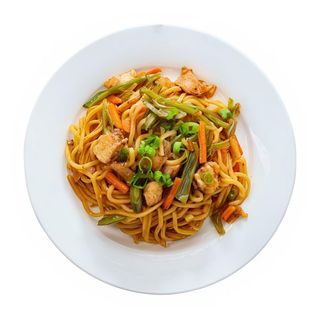 Plato De Yakiudon Pollo Katsu