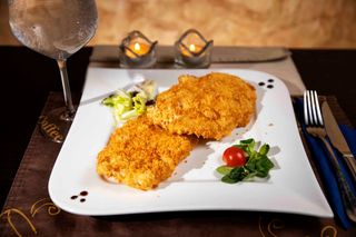 Snitel de pui cu cartofi prajiti