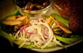 Macrou afumat cu salata de ceapa 