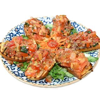 Piatto bruschetta con pomodoro