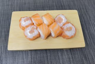 Rollo fresco de salmón ahumado y queso (8 pzas.)