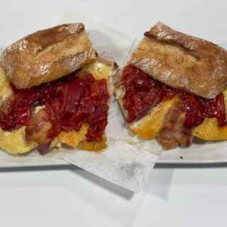 Beicon, Queso Edam y Pimientos del Piquillo 