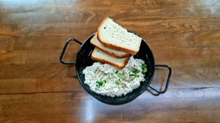 Salata de vinete cu maioneza si ceapa cu paine de casa