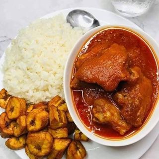 White rice, plantains and beef stew