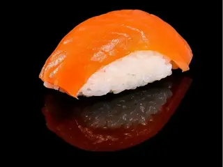 Nigiri z wędzonym łososiem 1 szt. (50g)