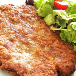 Шницел от кайма със свежа салатка 350 гр.