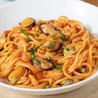 Espaguetis/Linguine con salsa de mariscos