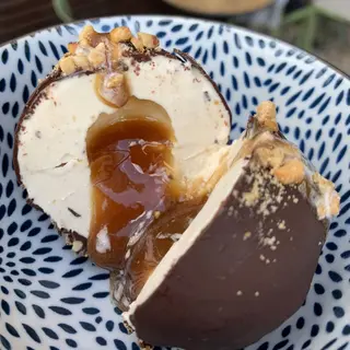 Snickers sladoled knedla