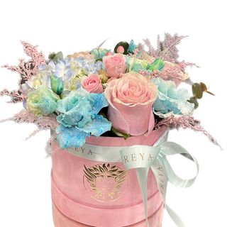 Cutie mică roz cu flori albastre și roz