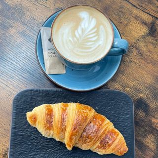 Croissant + bebida o café