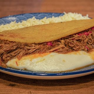 Cachapa con Carne Desmechada y Queso Gouda