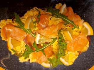 Пушена сьомга с бъркани яйца