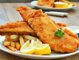 Oslić pohani, krumpir salata