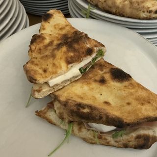 Panuozzo, crudo, mozzarella, rucola & olio