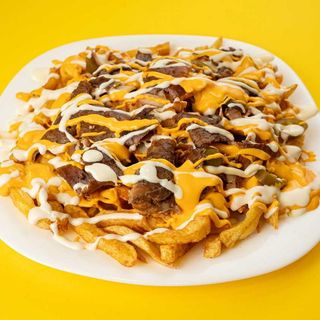 Loaded fries cu vită-berbecuț