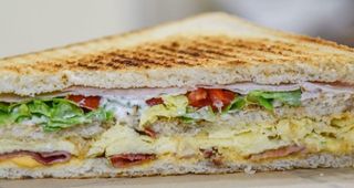 Toast con prosciutto cotto, parmigiana e provola