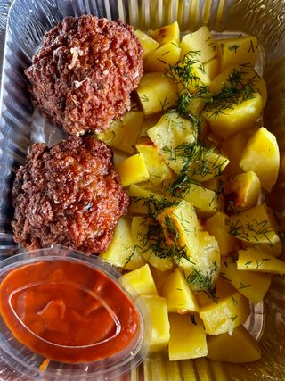 Домашни пържени кюфтета с картофи и лютеница