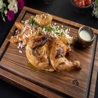 Jumătate de pui pe jar cu cartofi, telemea și usturoi