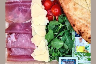 Carpaccio di crudo e pomodorini