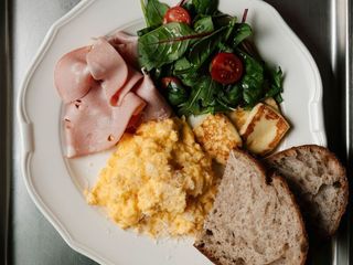 Скрембл із мортаделлою, халумі і домашнім хлібом (350g)