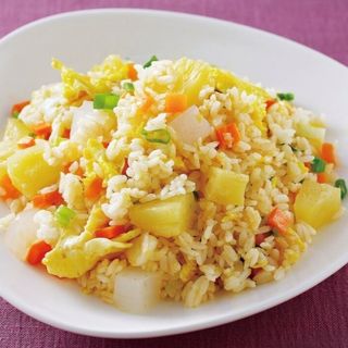 Riso saltato con ananas (gamberi verdure)