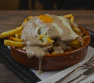 Patatas Fritas Naturales Con Salsa De Botifarro Y Trufa