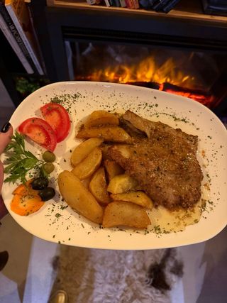 Teleća šnicla na Bečki način sa prilogom