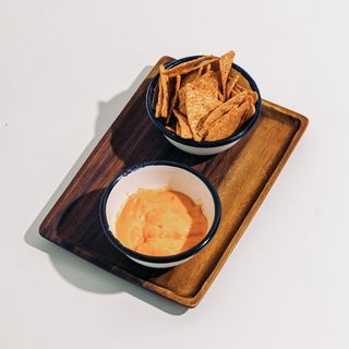 Formaggio nachos și Jalapeños sos