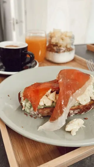 Tostada aguacate + huevo revuelto + jamón 