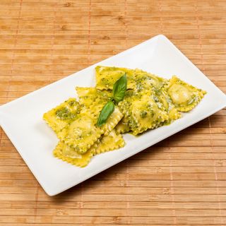 Ravioli De Espinacas Y Ricotta Con Pesto De Albahaca Artesano