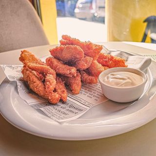 Панирани пилешки хапки с чеснов сос