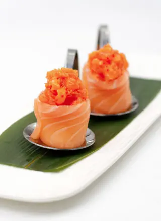 35. Gunkan salmone 3 pezzi