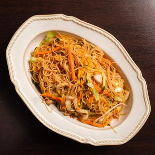 127. Spaghetti di riso saltati con carne e verdure