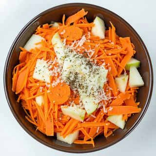 Marchewka z chrzanem i jabłkiem