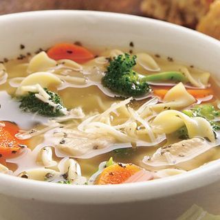 04 Sopa De Tallarines Con Pollo